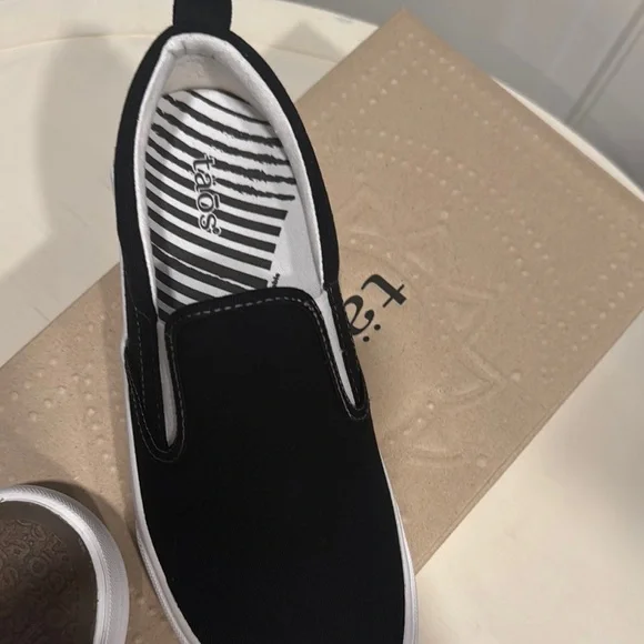 Taos Footwear Black and White Slip-On Sneakers Sleek Design - Picture 4 of 7